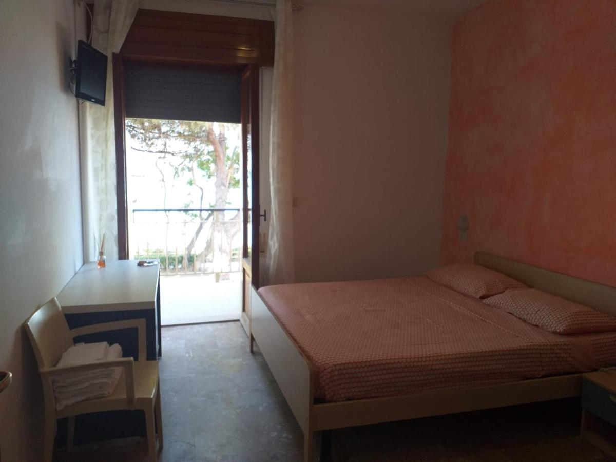 Room In Bb - Bright Quadruple Room A Stones Throw From The Sea بينيتو المظهر الخارجي الصورة