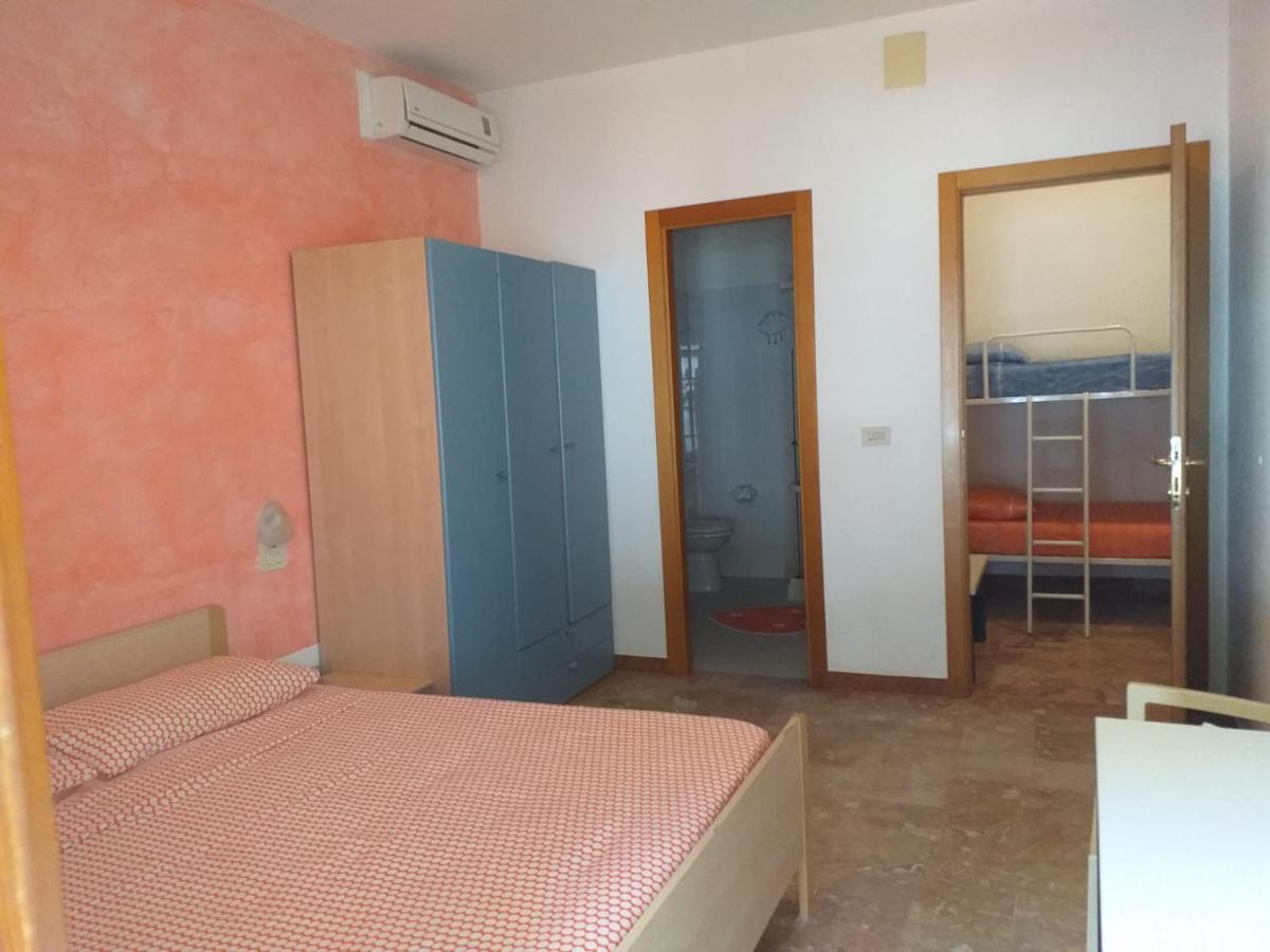 Room In Bb - Bright Quadruple Room A Stones Throw From The Sea بينيتو المظهر الخارجي الصورة